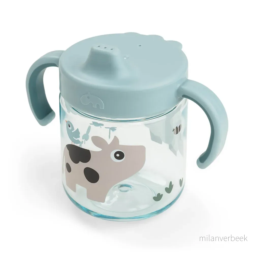 Done by Deer – Learning spout cup 2-handle Tiny farm – Blue – Ø 7,5 x H 11 cm v:9019931 Done by Deer – Learning spout cup 2-handle Tiny farm – Blue – Ø 7,5 x H 11 cm v:9019931