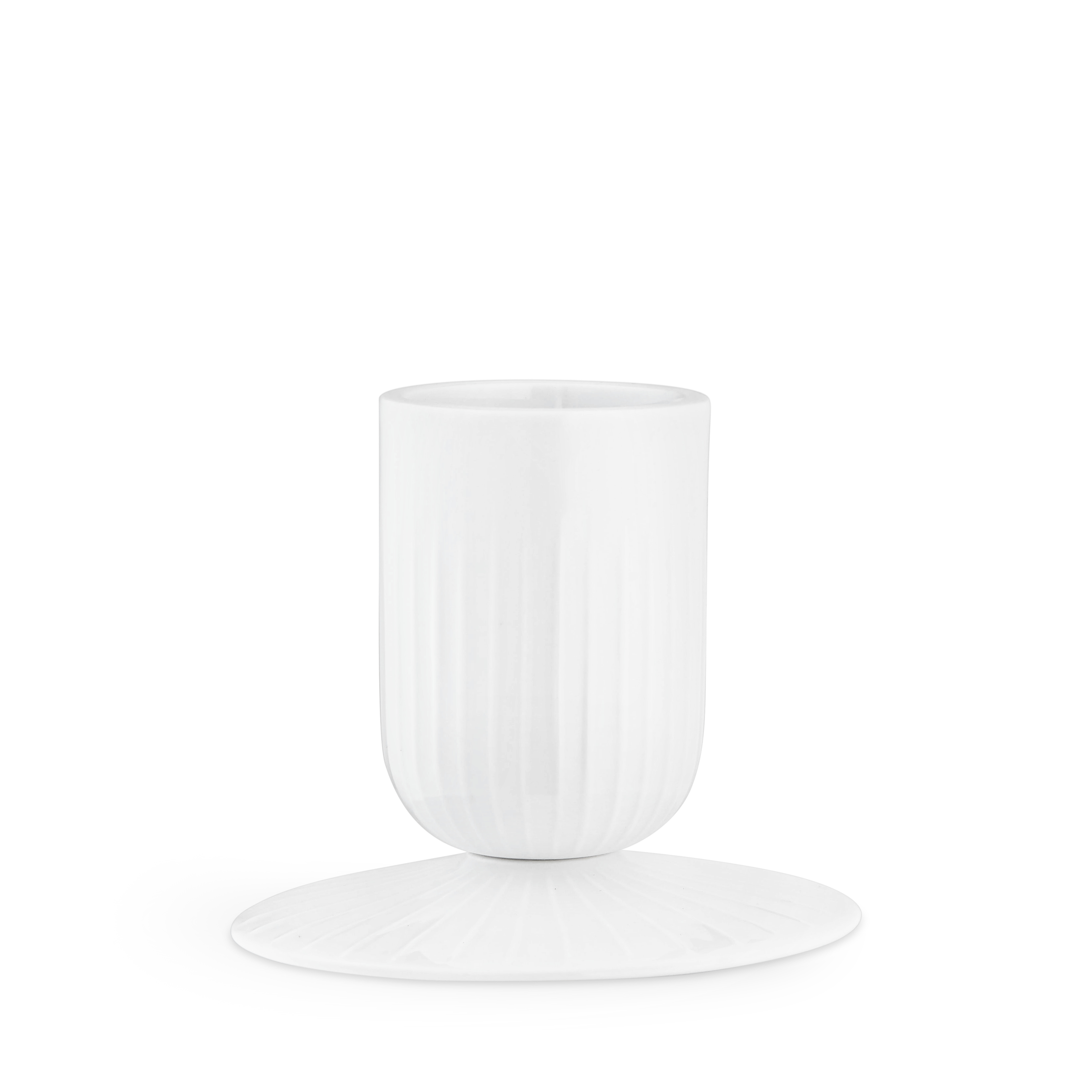 Kähler – Hammershøi Lysestake til kubbelys – Hvit – 9.5 cm H x 5 cm D v:5857302 Kähler – Hammershøi Lysestake til kubbelys – Hvit – 9.5 cm H x 5 cm D v:5857302